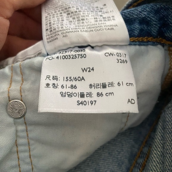 Levi’s Jean shorts - Picture 3 of 3